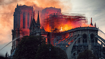 Notre-Dame brûle