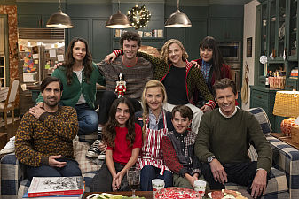 Oh. What. Fun. - Felicity Jones, Dominic Sessa, Chloë Grace Moretz, Devery Jacobs, Jason Schwartzman, Rafaella Karnaby, Michelle Pfeiifer, Drake Shehan en Denis Leary.