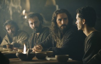 Jim Caviezel zit met de andere apostelen aan het laste avondmaal in The Passion of the Christ.