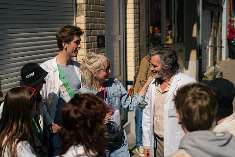 @Jaan Stevens / De Wereldvrede - in het midden Nathalie Teirlinck naast Koen De Bouw op de set. 