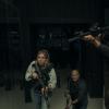 Sienna Miller, Michael Kelly en John Krasinski in Jack Ryan: Ghost War.