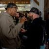 Producent Marlon Wayans en regisseur Michael Tiddes op de set van Scary Movie (2026).