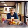 The Devil and Daniel Johnston - Daniel Johnston in de McDondalds in 2001.
