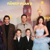 Kit Harrington, Theodore Lindsay, Mark Wahlberg, Peter Lindsay en Zoe Colletti op de wereldpremière van The Family Plan 2 in het Curzon Mayfair in Londen (Engeland) op 11 november 2025.