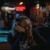 Dakota Fanning en Cory Michael Smith in The Sun Never Sets.