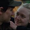 Dakota Fanning en Cory Michael Smith in The Sun Never Sets.
